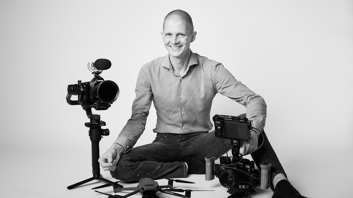 Studio Portrait Andreas - Andreas mit Equipment - ImagoSTUDIO ⎪ Andreas Strobl